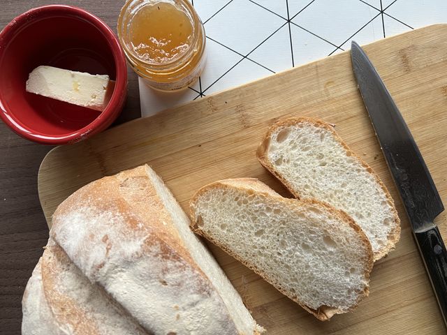 Кусок хлеба с маслом калории