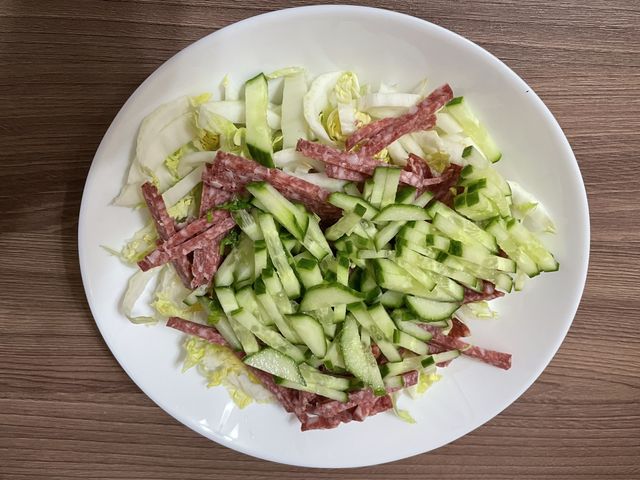 Салат с пекинской капустой, колбасой и сухариками — рецепт с фото