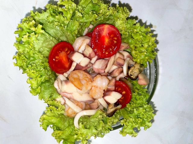 Салат с креветками, мидиями и кальмарами - пошаговый рецепт с фото на luchistii-sudak.ru