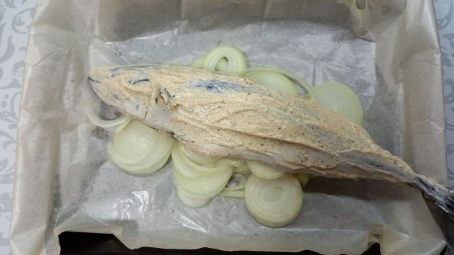 Скумбрия в майонезе в духовке запеченная с луком в фольге рецепт с фото пошагово