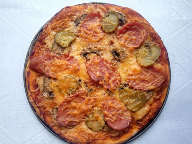 Домашняя пицца с грибами и колбасой