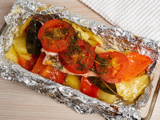 Морской окунь с овощами в духовке: рецепт - Лайфхакер