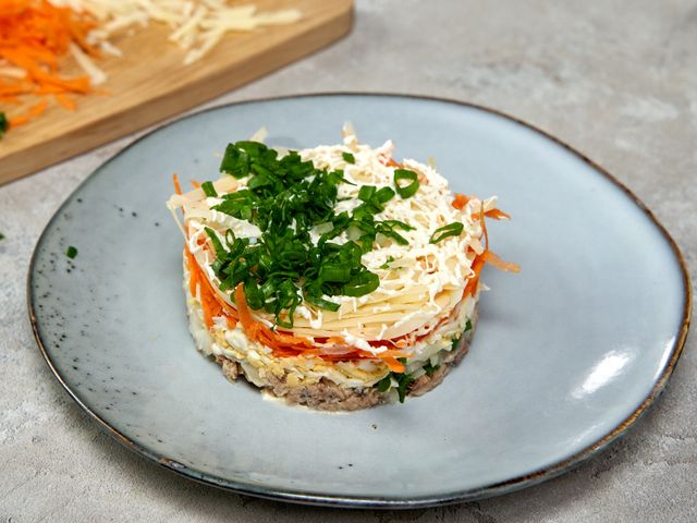 Салат с рыбными консервами, яйцами и луком – пошаговый рецепт приготовления с фото