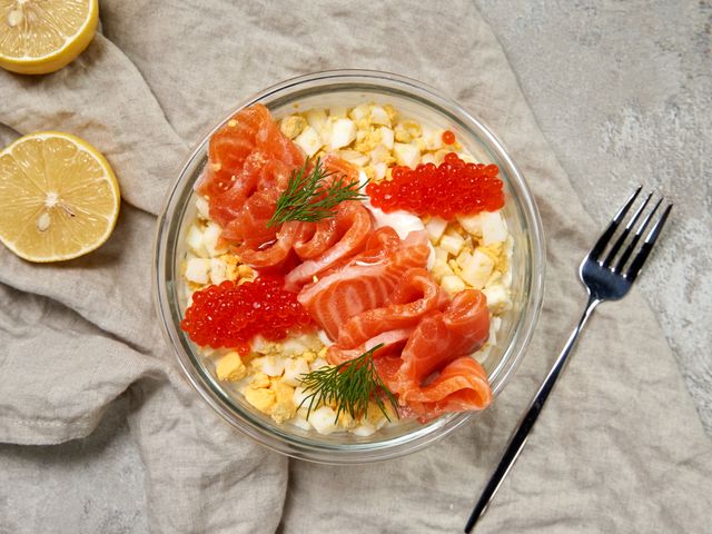 Королевский слоеный салат с красной рыбой и икрой – пошаговый рецепт приготовления с фото