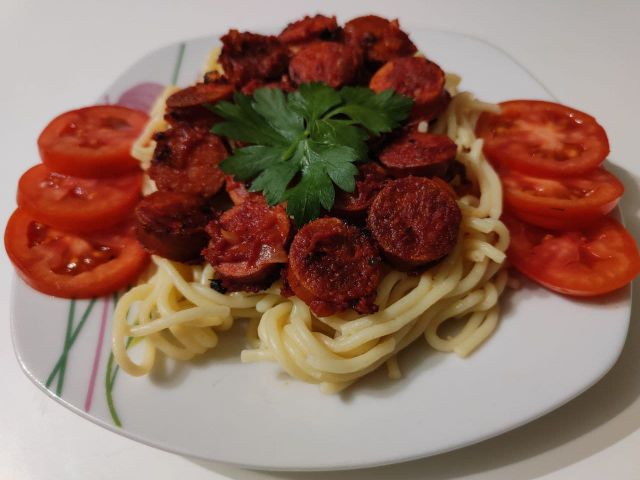 Рецепт спагетти с колбасками Сытная семейка - вкусное блюдо на каждый день
