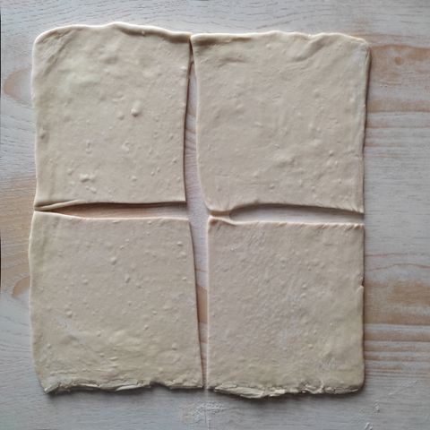 Рецепт приготовления слоеных пирожков с сыром: шаг за шагом
