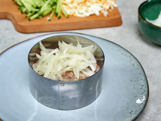 Салат из риса, лука и рыбных консервов – пошаговый рецепт приготовления с фото