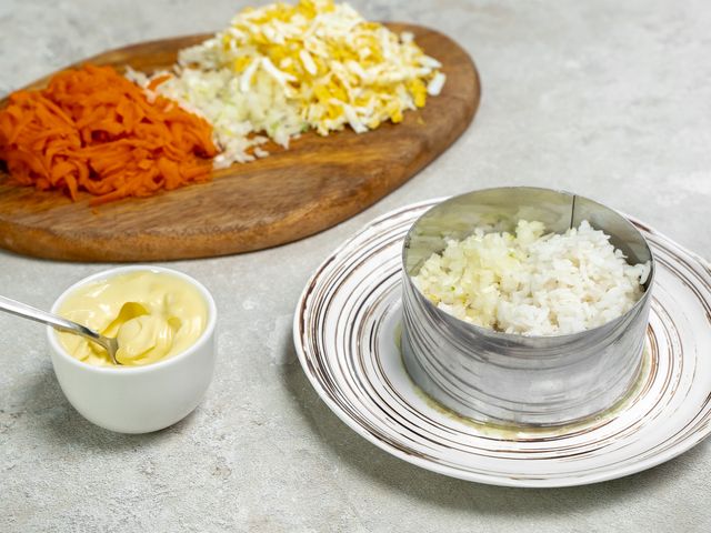 Салат с горбушей, рисом и огурцами