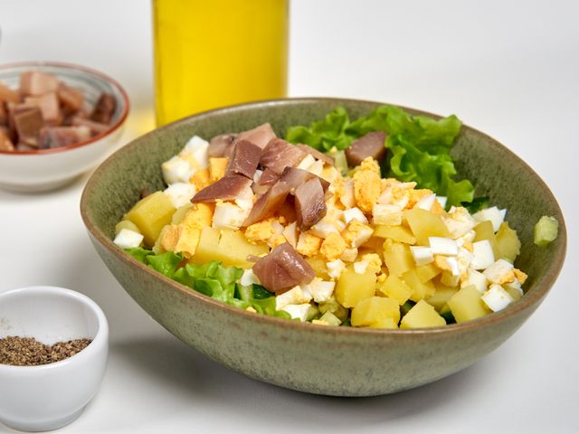 Салат с картофелем и копченой скумбрией