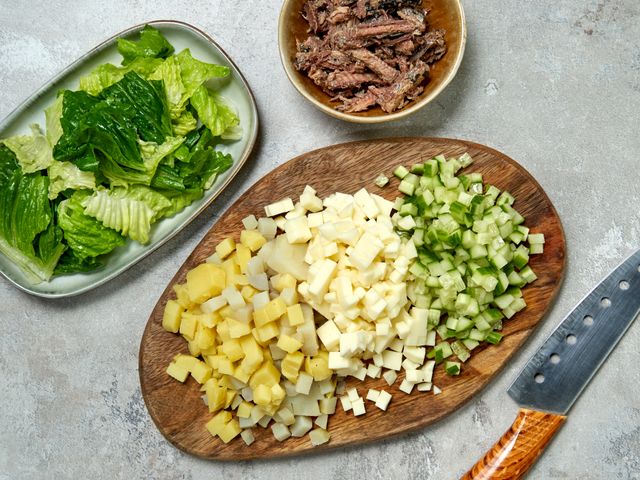 Как приготовить салат с рыбной консервой?