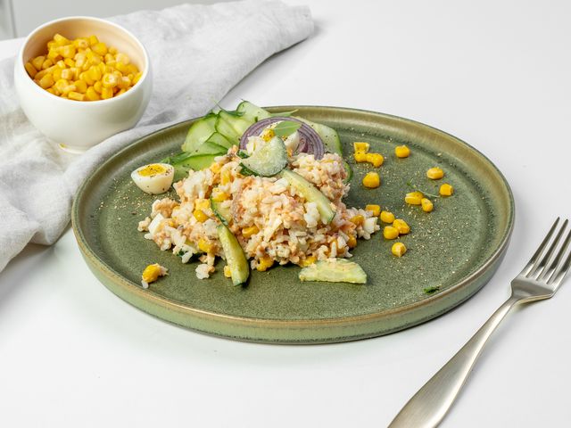 Вкусный салат с кукурузой и рисом
