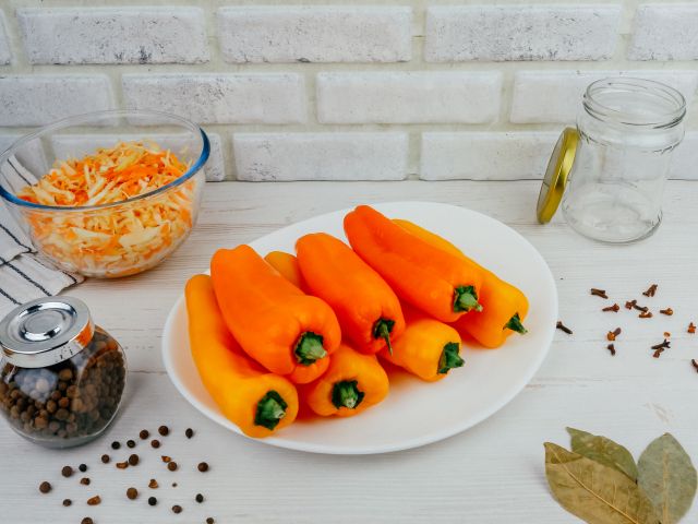 Заготовки на зиму: болгарский перец, фаршированный овощами