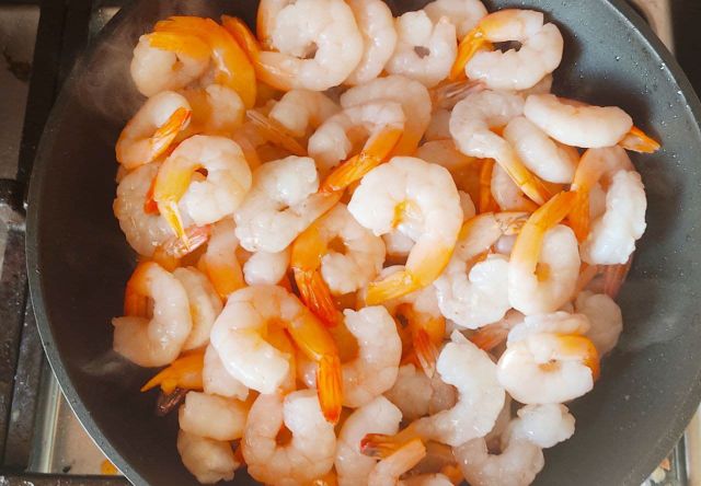 Жареные креветки в сливочном соусе — рецепт с фото пошагово