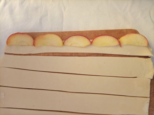 Булочки розочки из слоеного теста с яблоками в духовке рецепт с фото пошагово