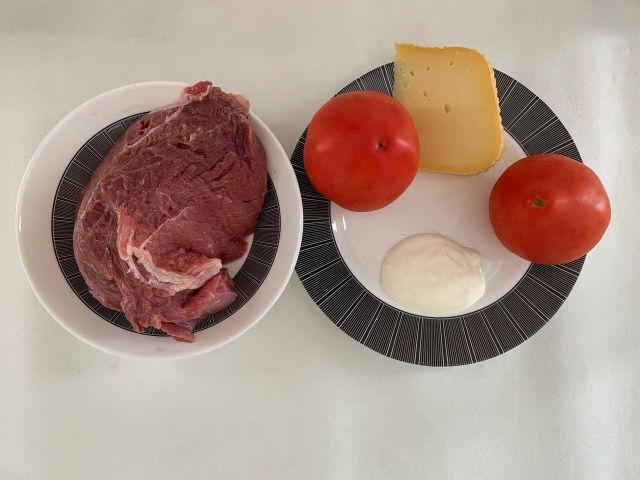 Говядина с сыром и помидорами, запеченная в духовке