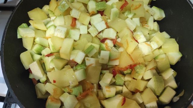 Овощное рагу с кабачками и картофелем