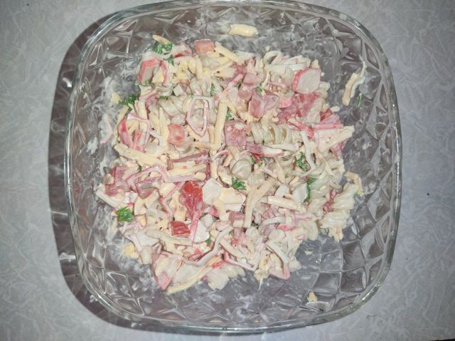 Пикантный крабовый салат с цитрусовыми нотками с добавлением сухариков