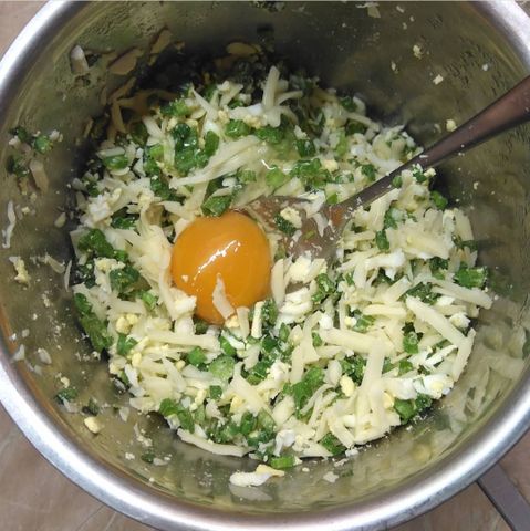 Очень похож на бабушкины пирожки: рецепт нежного и румяного лаваша с яйцом и зеленью на сковородке