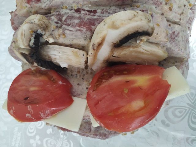 Кармашки из свинины с помидорами и сыром. Рецепт с фото