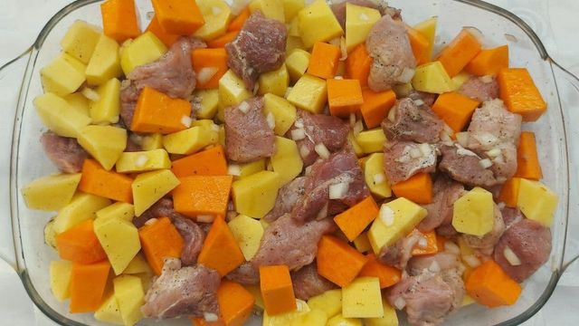 Мясо в тыкве в духовке запеченное с картошкой