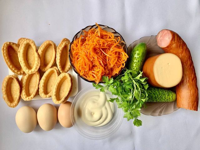 Быстрый салата с кукурузой, морковью и колбасным сыром