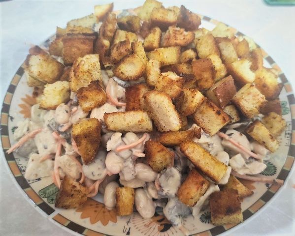 Салат с копчёной курицей, фасолью, сухариками и корейской морковью