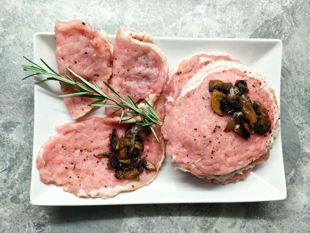 Отбивные из свинины с сырной начинкой — хрустящие, сочные и мягкие