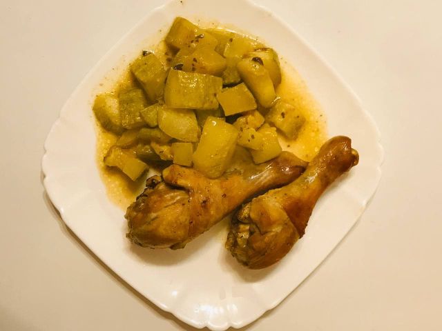 Куриная голень с картошкой, кабачками и грибами в духовке