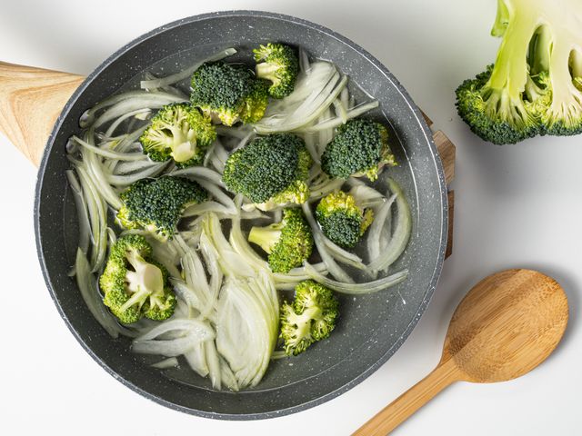 Тушеная брокколи с сардельками и овощами — рецепт с фото | Рецепт | Еда, Национальная еда, Овощи