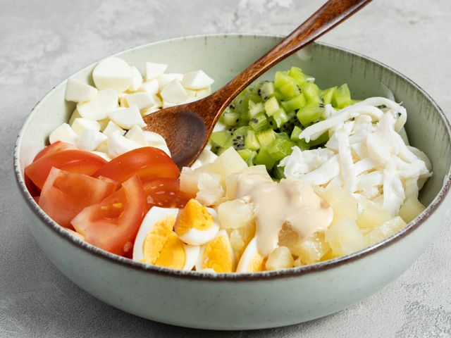 Рецепт салата из кальмаров с яйцом и сыром