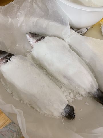 Рыба в соляной шубе: как приготовить весь процесс. (Видео)