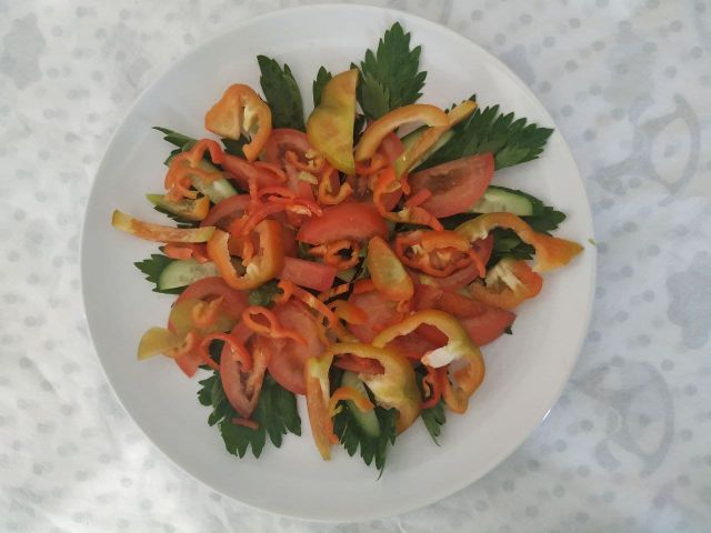 Рецепт: Салат с языком - оливками и солёными огурцами - отличная праздничная закуска