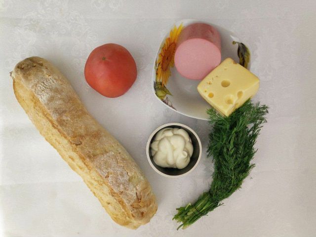 Горячие бутерброды с брынзой, помидорами и зеленью