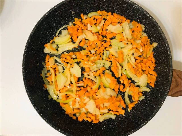 Куриные желудочки с морковью и луком