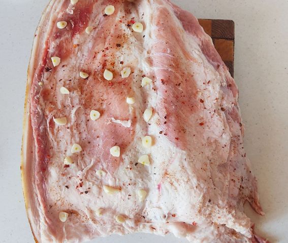 Как приготовить Домашний рулет из свиной грудинки запеченный в духовке рецепт пошагово