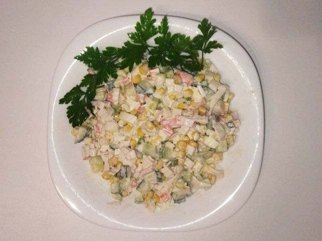 Крабовый салат со свежими огурцами рецепт - Салат из крабовых палочек со свежими огурцами рецепт