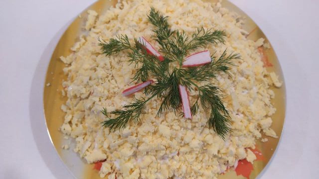 Салат с плавленым сыром и крабовыми палочками