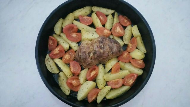 Мясо с картофелем, баклажанами и помидорами под сыром