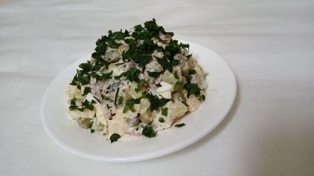 Салат с языком, огурцом и зелёным горошком — рецепты | Дзен