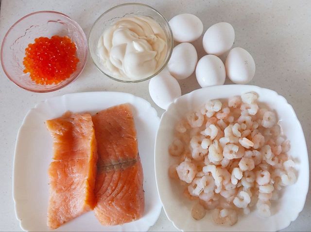 2. Салат с рисом, креветками и красной рыбой