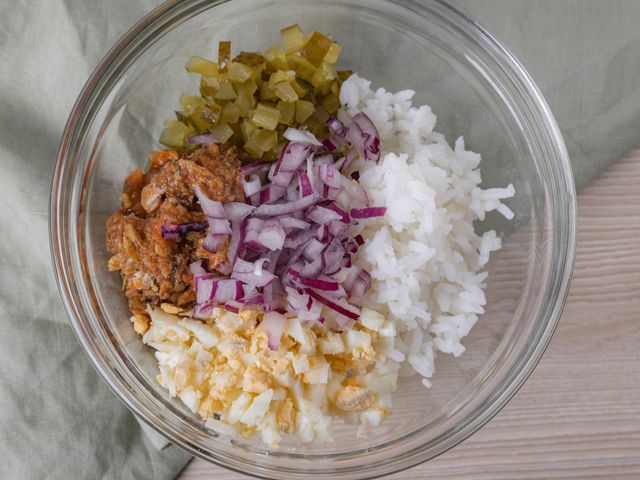 Салат с горбушей, рисом и огурцами