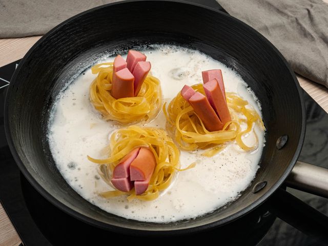 Гнезда из макарон с фаршем со сливками на сковороде - рецепт с пошаговыми фото