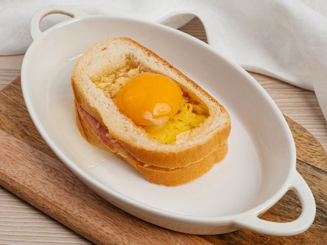 Горячий бутерброд с яйцом и сыром на сковороде