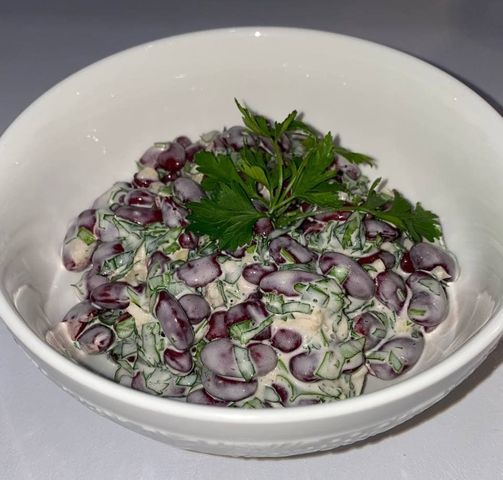 Салат из красной фасоли с кинзой и корнишонами