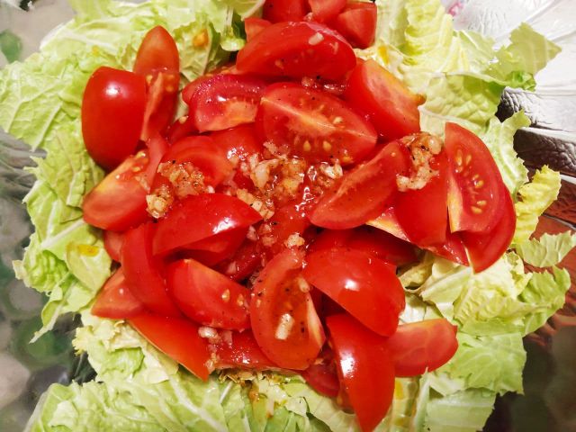 Салат с креветками, пекинской капустой и кукурузой — рецепт с фото пошагово