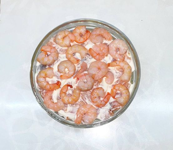 Слоёный салат с красной рыбой и креветками