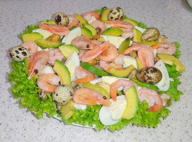 Салат с рукколой креветками и белыми грибами
