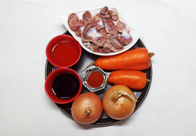 Ингредиенты для тушеного лука с морковью