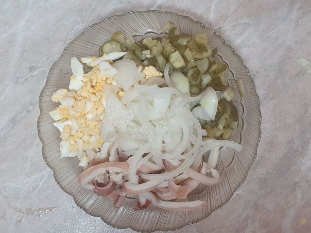 Вкусный салат с кальмарами и сыром