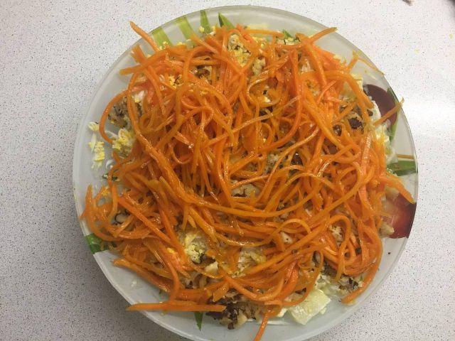 Салат с корейской морковью и грецкими орехами